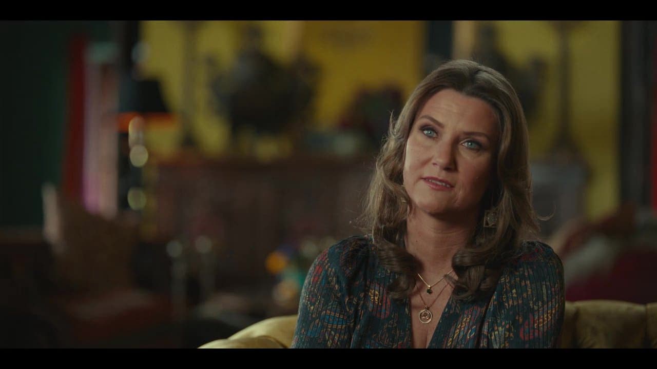 Hoàng tộc nổi loạn: Câu chuyện tình khó tin